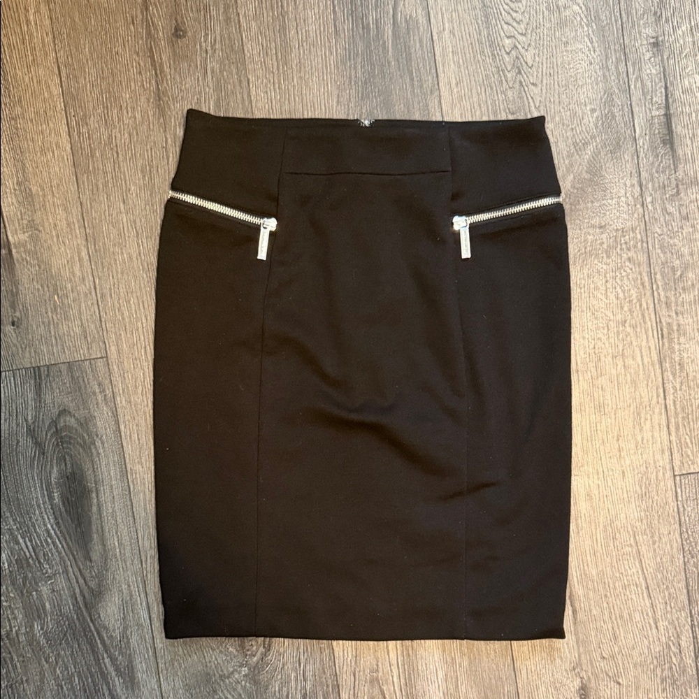 Michael Kors Elegant Black Zippered Women's Skirt - Picture 2 of 5